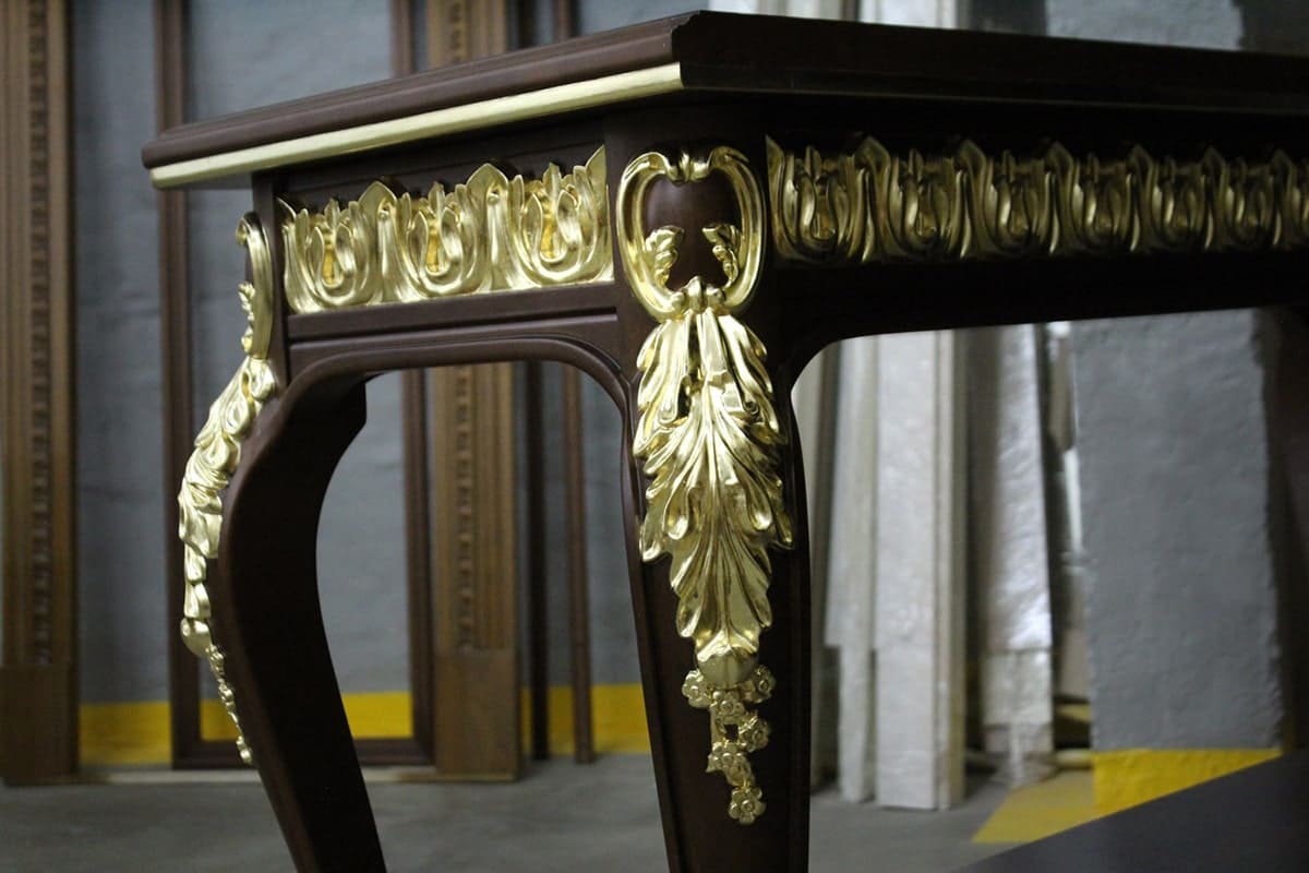 классический стол с золотой поталью